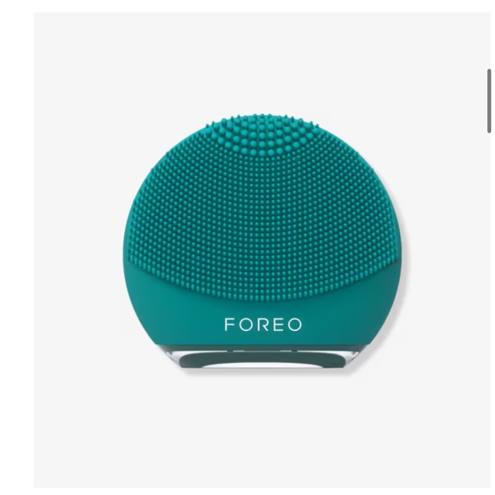 Foreo Luna 4go massaging and cleansing facial device